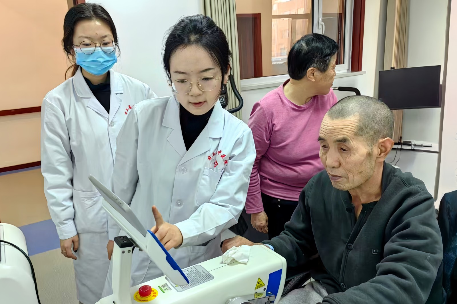图为老人进行康复治疗
